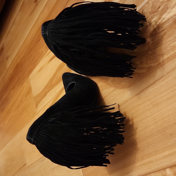 CUTE HEELS - Bebe BlackPointed toe Pumps with fringe EUC - Picture 2 of 4